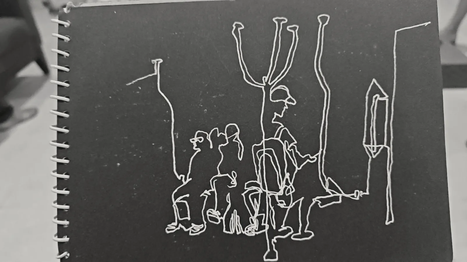 A quick take on the travellers around the central pillar in the Metro